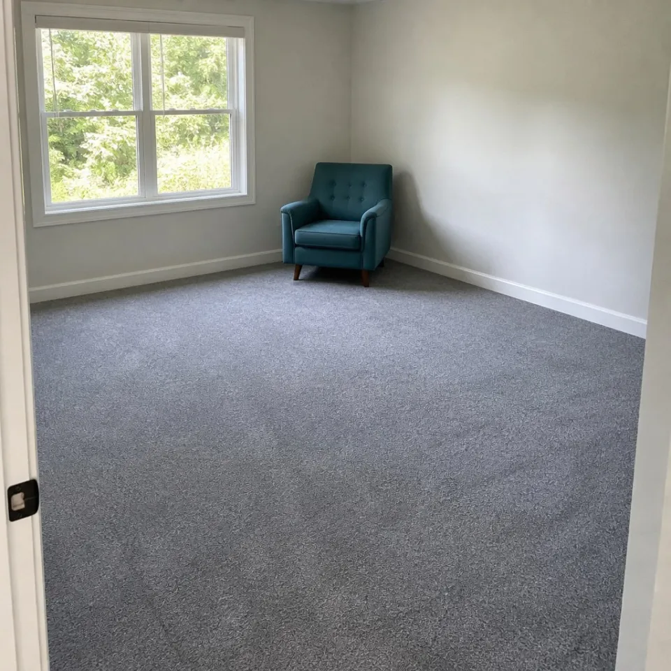 Aydınlık yatak odasının bütün zeminini kaplayan gri-mavi duvardan duvara halı